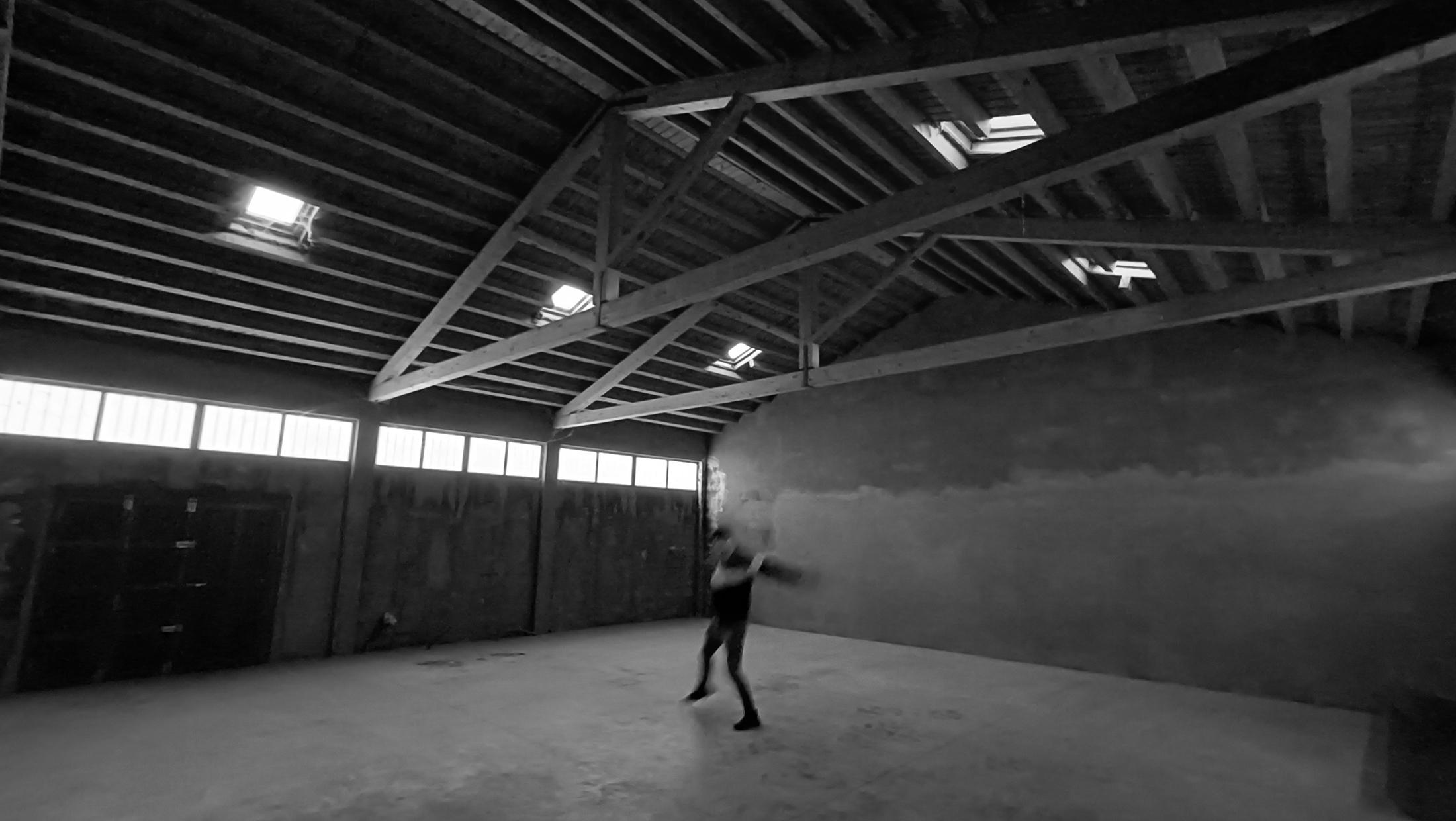 Fotografía del estado previo del local antes de la reforma, mostrando una nave diáfana con cubierta de madera